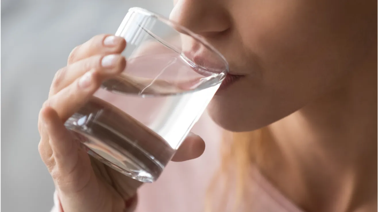 beber-agua-shutterstock_1390237604