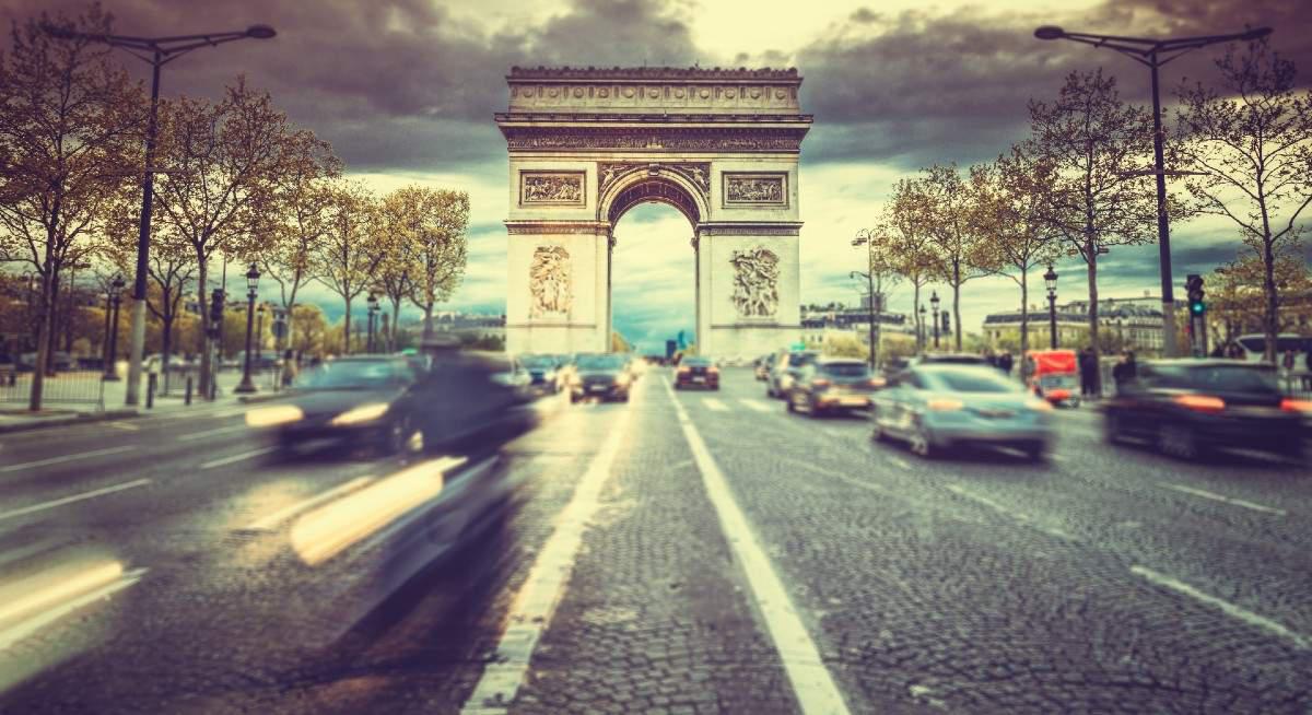 Arco-Triunfo-Paris-coches-istock