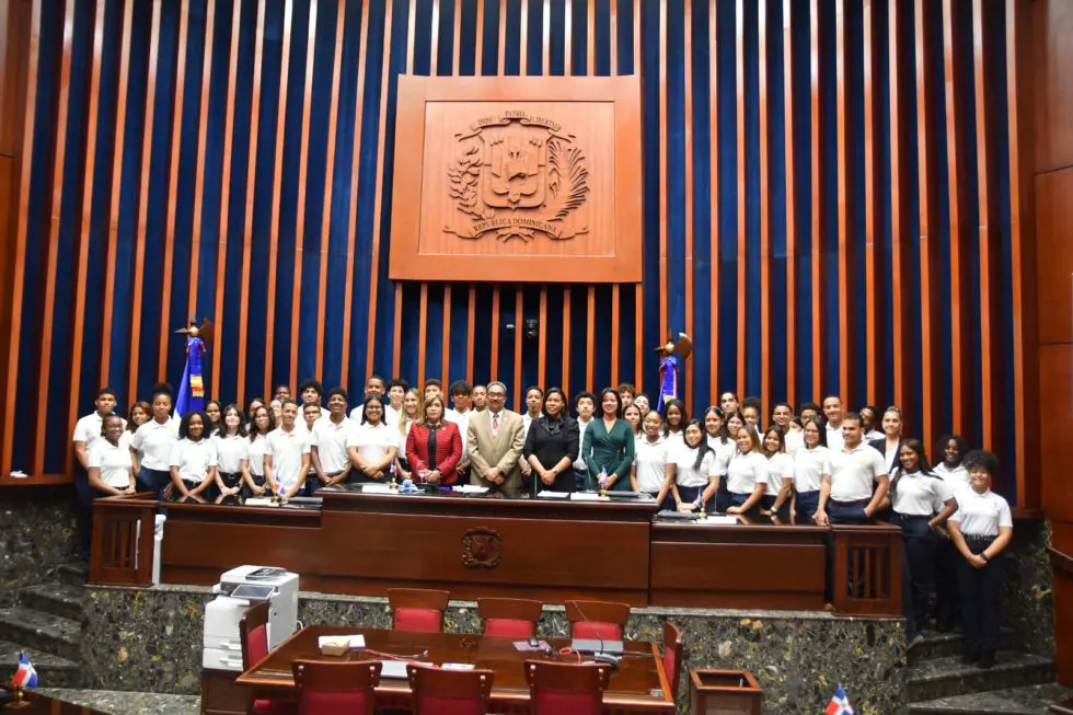 Estudiantes-de-la-Academia-de-Liderazgo-Universidad-Central-del-Este-conocen-el-Senado4-980x653