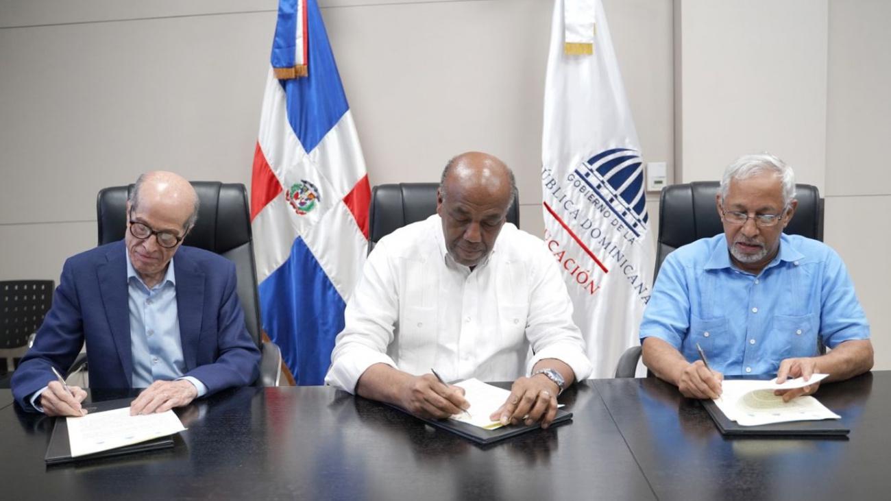 thumbnail_1. Ministerios de Educación y Energía y Minas acuerdan instalar paneles solares en 314 escuelas (5) (1)