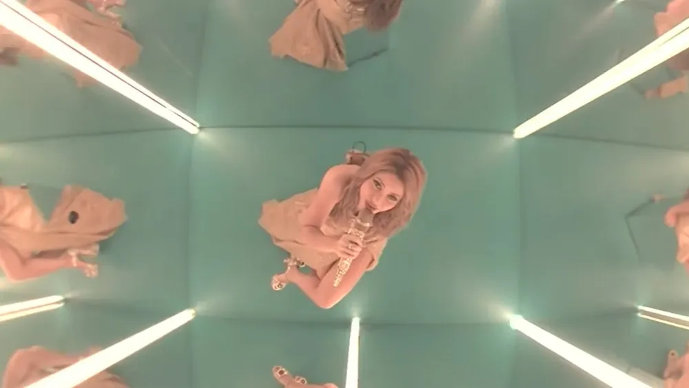shakira-alia-sus-hijos-milan-sasha-cantar-acrostico-latin-grammy-2023_98