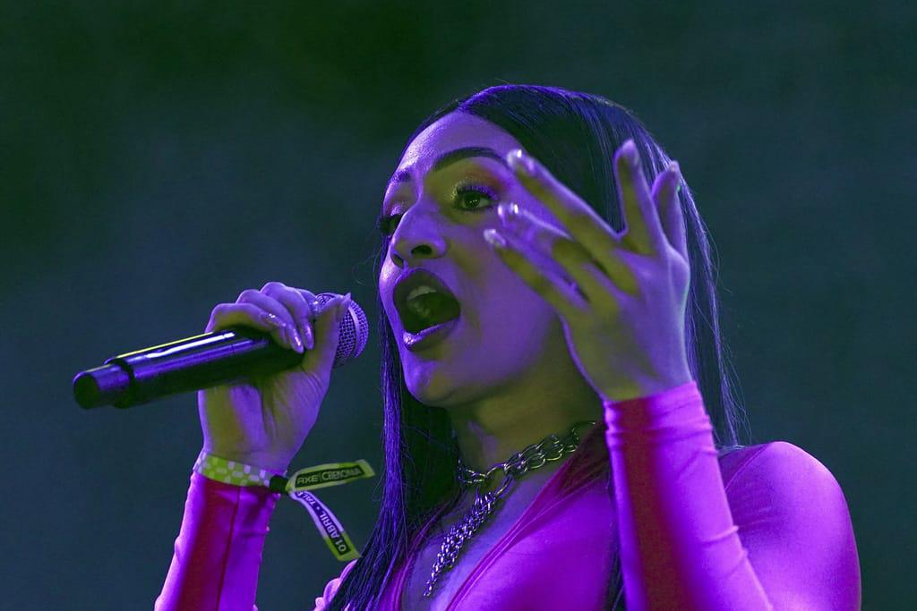 una-mujer-hablando-por-telefono-0418da4f