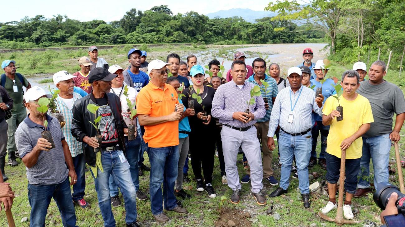 Foto 1. Medio Ambiente desarrolla la reforestación en el Yuna