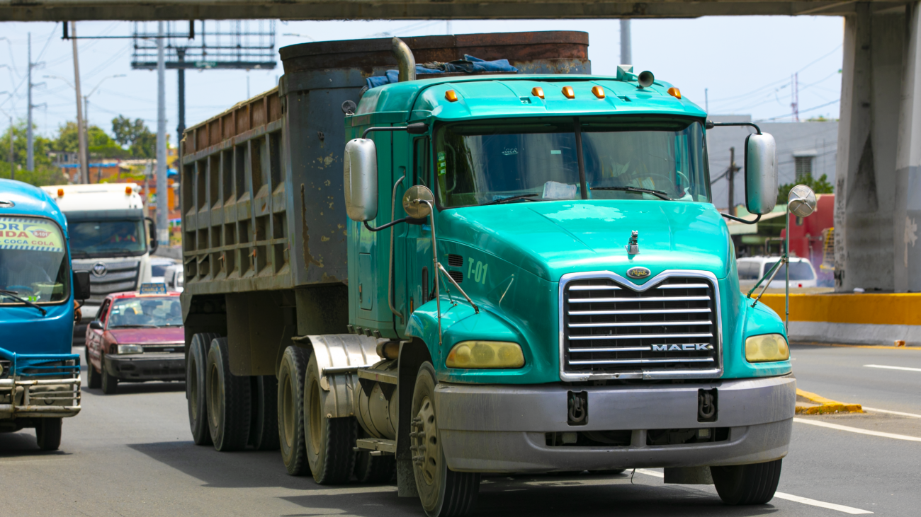 CAMION DE CARGAS CON 5 EJES