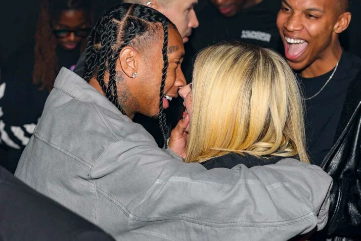 Avril-Lavigne-tyga-kiss-04-030623-3d4e5fc261e147a1b04fb1f6cefb06b7-730x487
