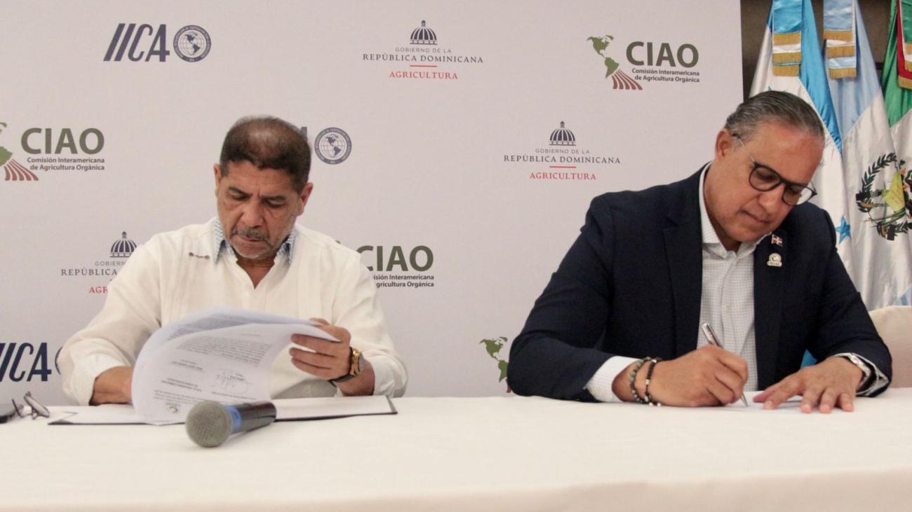 Limber Cruz, ministro Agricultura y Ángel David Taveras Difo, director ejecutivo ODAC firman acuerdo