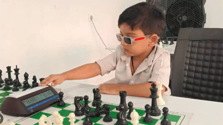 nino-indio-se-clasifica-en-la-fide-de-ajedrez-con-3-anos-c3f7a086-focus-0-0-896-504-768x430