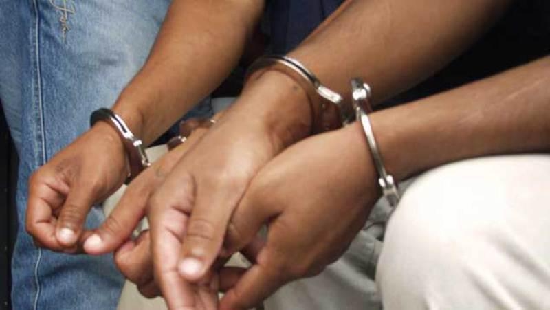 30c8842b-apresan-dos-hombres