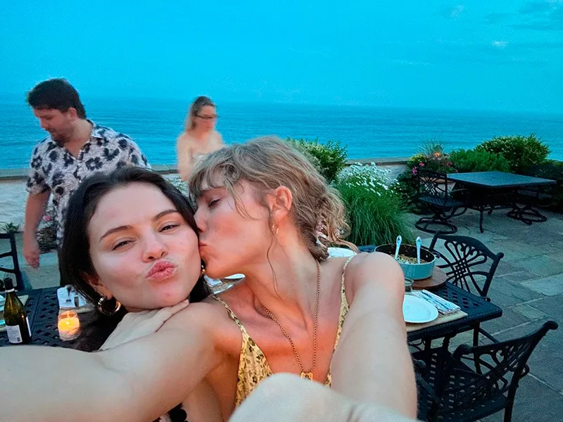 taylor-selena2-z.jpg