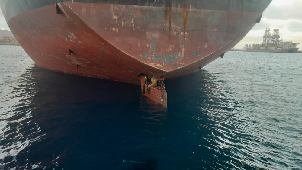 en-la-foto-se-aprecia-el-hueco-del-timon-del-barco-en-el-que-viajaban-los-tres-hombres-efe_4_1000x563
