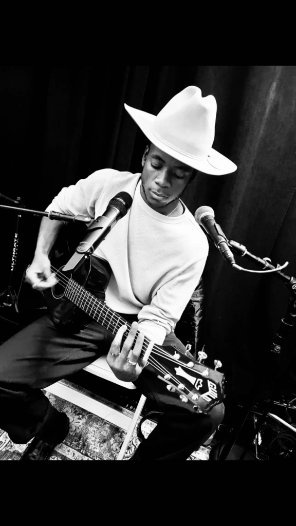 Hijo-de-Madonna-tocando-guitarra-576x1024