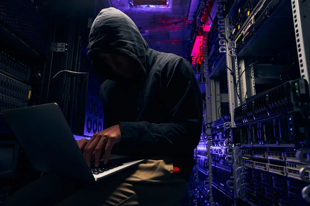 hacker-lanza-ataque-sala-servidores-2819807