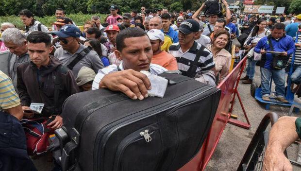Peru-bloquea-la-entrada-a-migrantes-la-mayoria-venezolanos-620x352