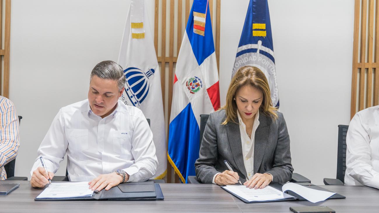 Jean Luis Rodríguez y Milagros Germán durante la firma del acuerdo