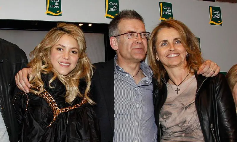 shakira-y-los-padres-de-gerard-piqu-joan-piqu-y-montserrat-bernabeu.jpg