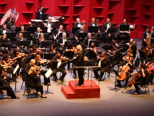 2.-El-maestro-Jose-Antonio-Molina-protagonizo-este-cuarto-concierto.-scaled-1-800x600