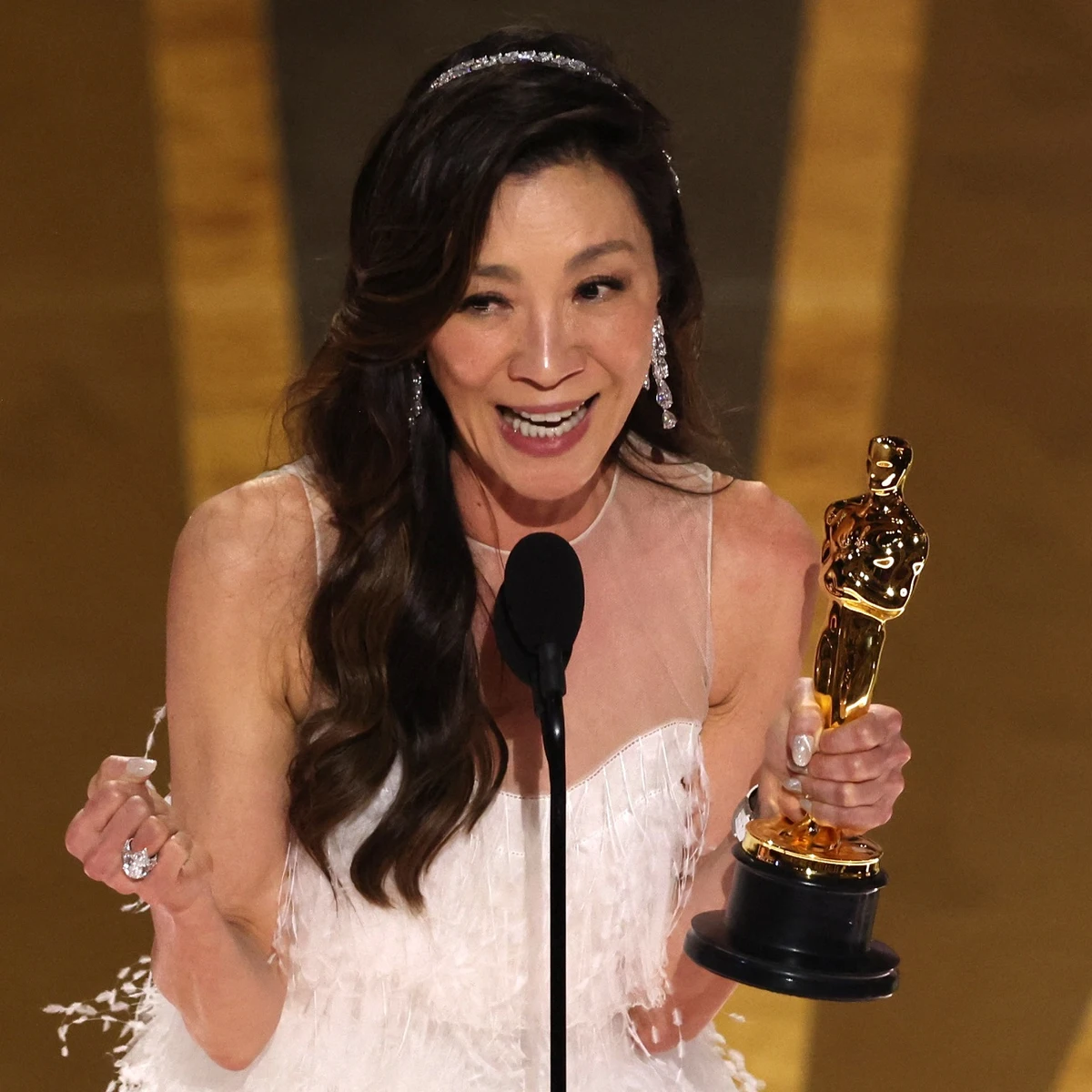 michelle-yeoh-hace-historia-ganar-oscar-mejor-actriz-todo-vez-todas-partes_104