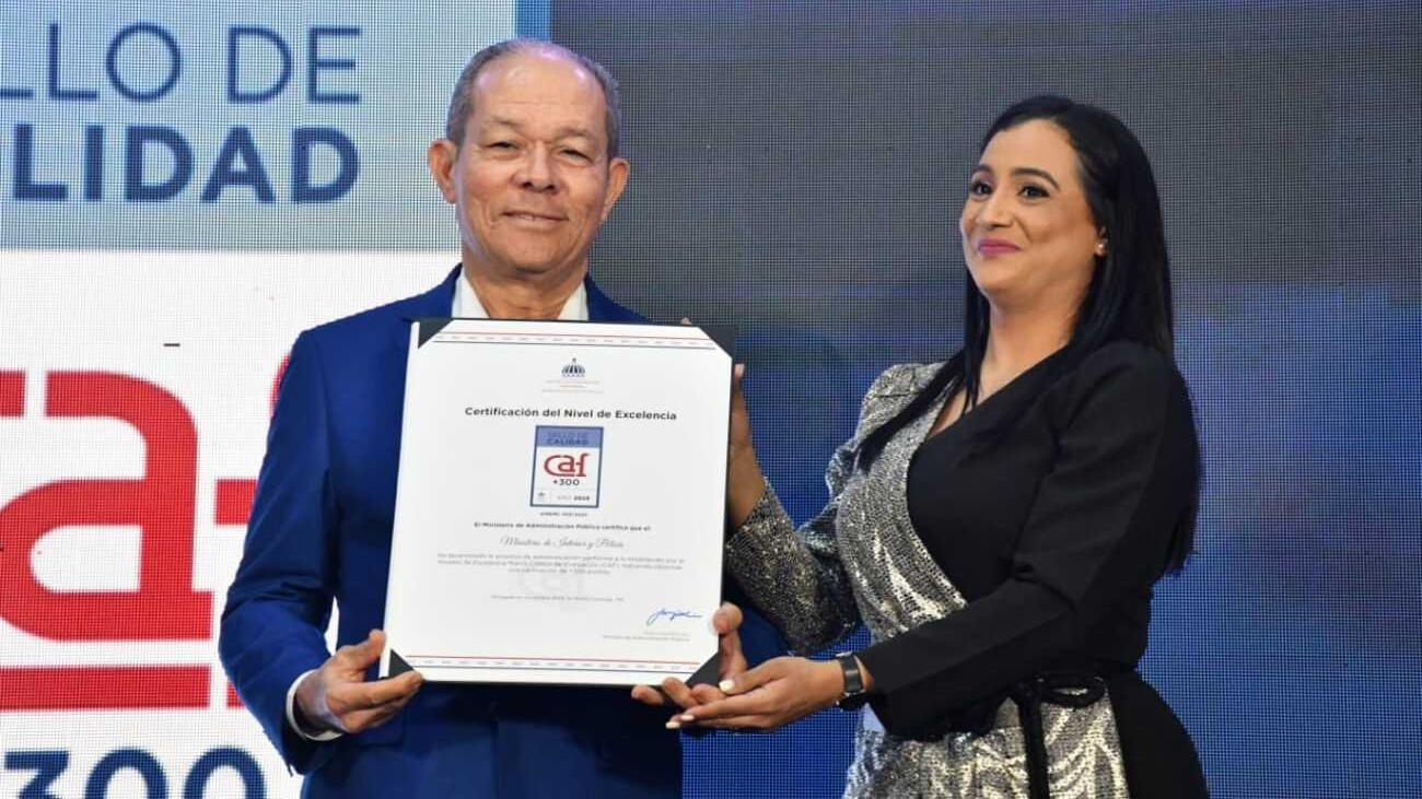 Viceministro Amparo recibe certi