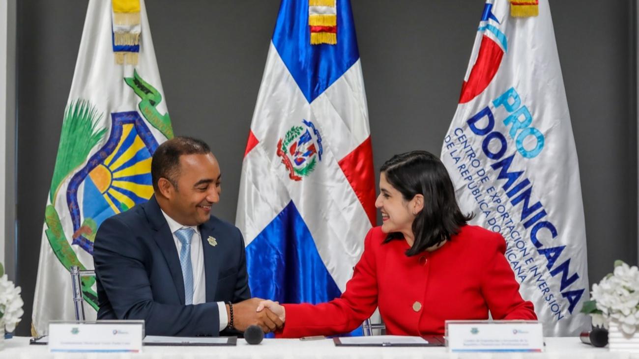 Ramón Antonio Ramírez, alcalde de Verón y Biviana Riveiro Disla, directora ejecutiva de ProDominicana-. (1)