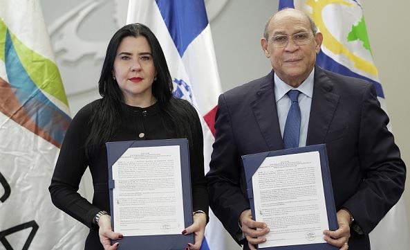 La-alianza-fue-sellada-por-Ilsa-Michelen-Perez-presidente-de-Adacam-y-Rafael-Santos-Badia-director-general-de-Infotep