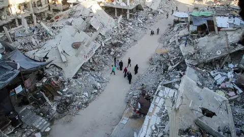 palestinos-avanzan-escombros-casas-destruidas-ofensiva-militar-israel-medio-conflicto-curso-israel-hamas-norte-franja-gaza_70