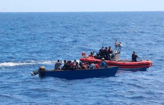 Cientos-de-emigrantes-caribenos-en-su-mayoria-haitianos-arriban-en-yola-a-Puerto-Rico-