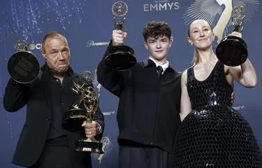 total-de-ganadores-de-la-edicion-77-de-los-premios-emmy-aa497031-focus-0-0-375-240
