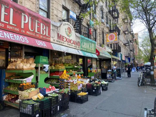 Abarrotes-de-productos-mexicanos-restaurantes-peluquerias-negocios-de-artesanias-entre-otros-negocios-se-han-establecido-en-El-Barrio-Foto-Nube-Urgiles-1