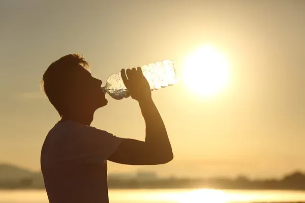 depositphotos_82235582-stock-photo-fitness-man-silhouette-drinking-water