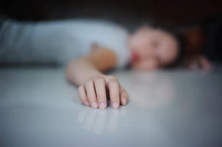 101744815-concepto-las-mujeres-caen-al-suelo-cerca-de-la-mano