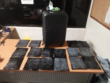 Detienen-en-el-AILA-a-mujer-con-16-laminas-de-presunta-cocaina-ocultas-en-pantalones-360x270