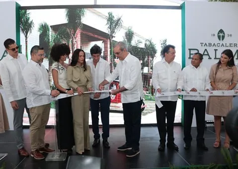 Presidente-Luis-Abinader-junto-a-la-familia-Blanco-y-autoridades-en-el-corte-de-cinta-que-formaliza-la-apertura