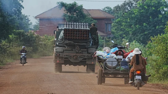 camboyanos-conducen-detras-vehiculo-militar-evacuacion-provincia-oddar-meanchey-camboya-este-viernes_160