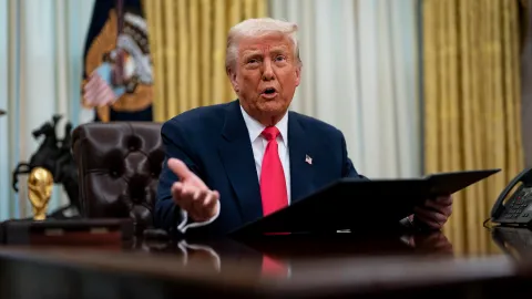 TRUMP-PIDE-A-LA-CORTE