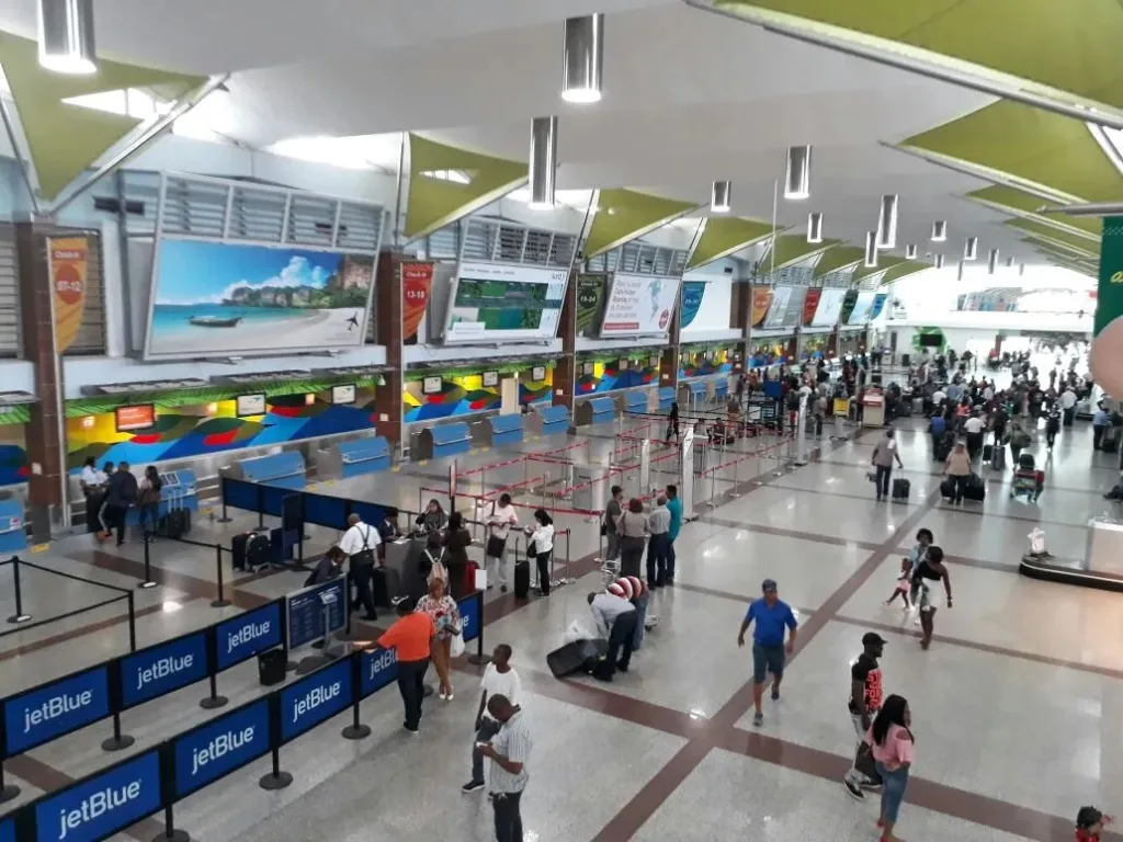 Averia-en-sistema-de-chequeo-de-migracion-afecta-a-pasajeros-en-el-AILA-1024x768 (1)