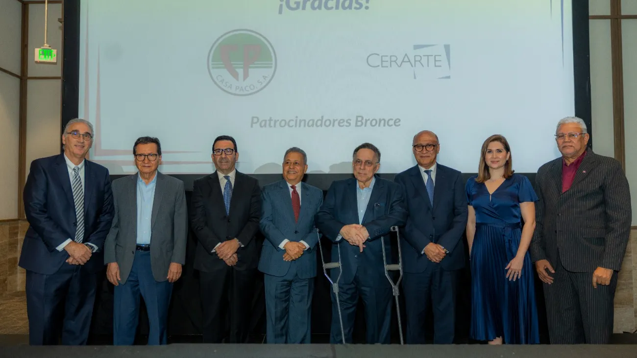 Foto Celso Marranzini al centro con ejecutivos de la Unión Nacional de Empresarios