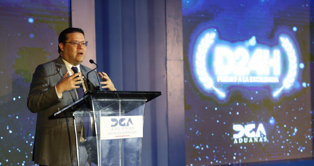 foto-1-eduardo-sanz-lovaton-mientras-pronuncia-su-discurso-1024x543