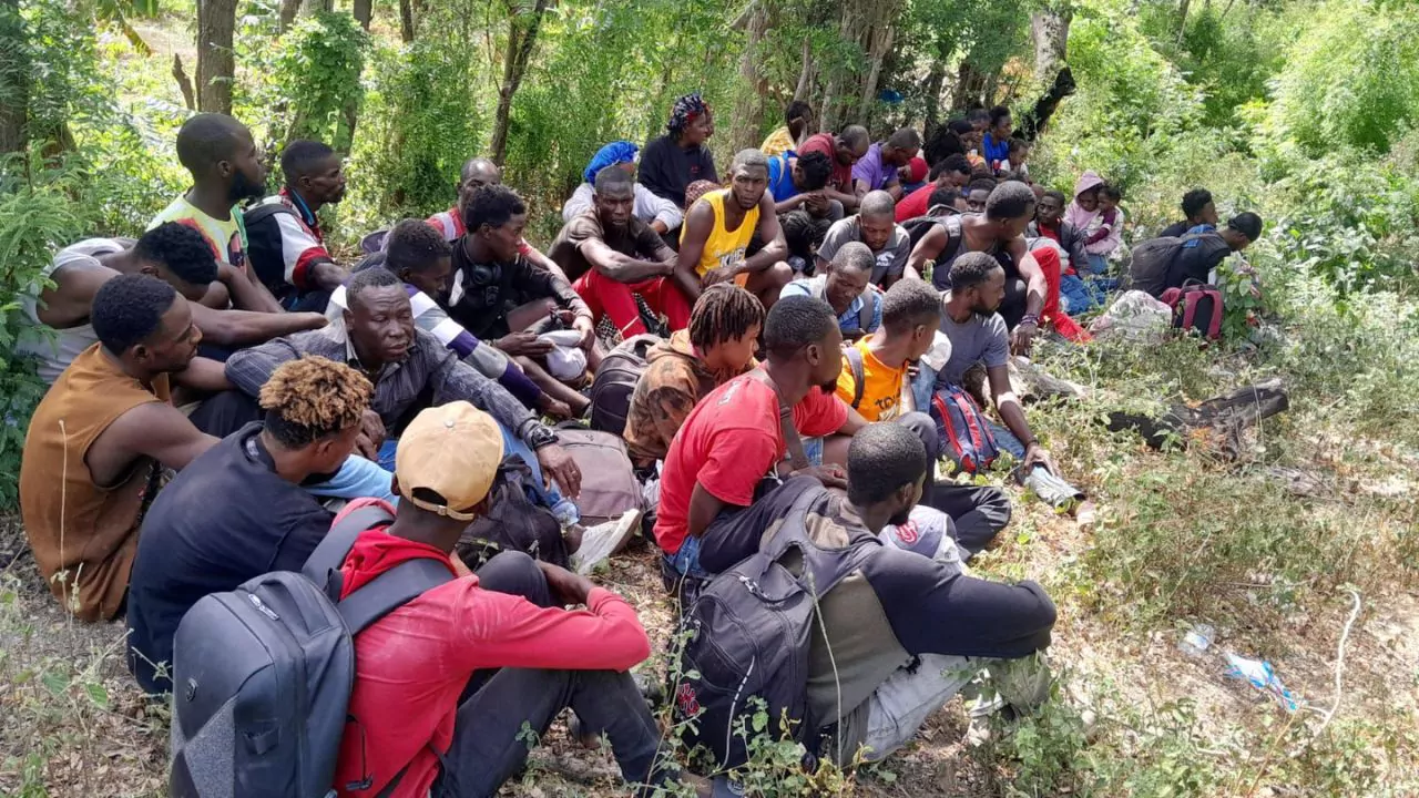 Ejercito-detiene-a-50-extranjeros-en-situacion-migratoria-irregular-en-Valverde
