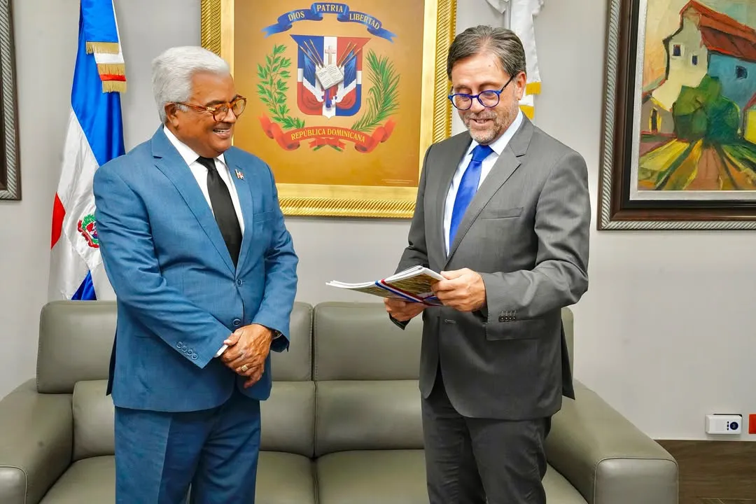 🤝 Nuestro director general, Dr. Rafael A. Burgos Gómez, recibió en su despacho al embajador de  (2)