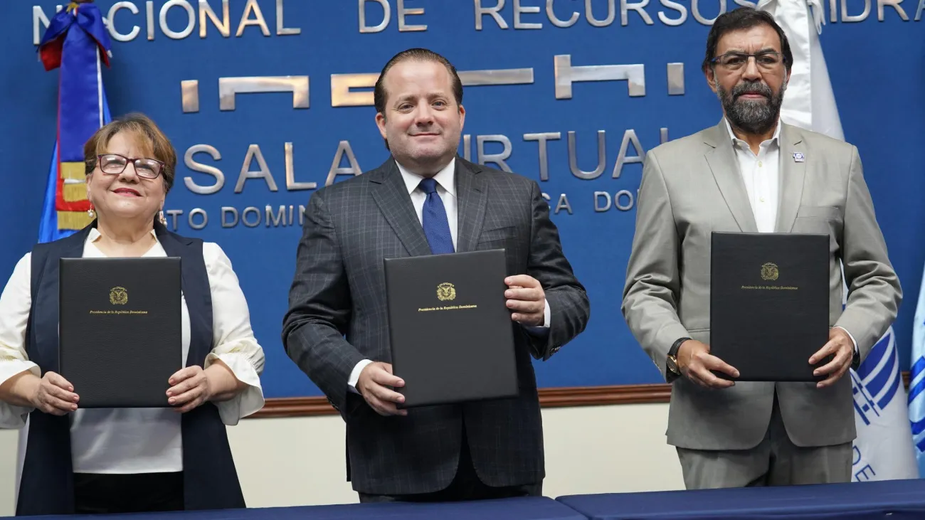 De izquierda a derecha, sostiene