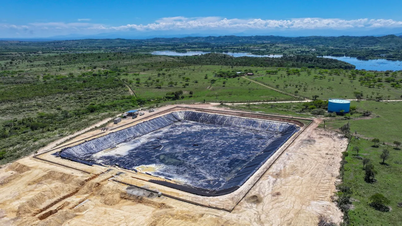 Vista del reservorio en construcción del sistema de riego lateral Maguaca, con una capacidad de 49 mil metros cúbicos.