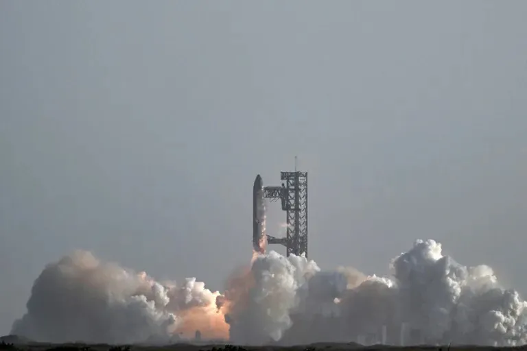 Un-cohete-Starship-de-la-compania-SpaceX-despega-desde-su-base-Starbase-cerca-de-Boca-Chica