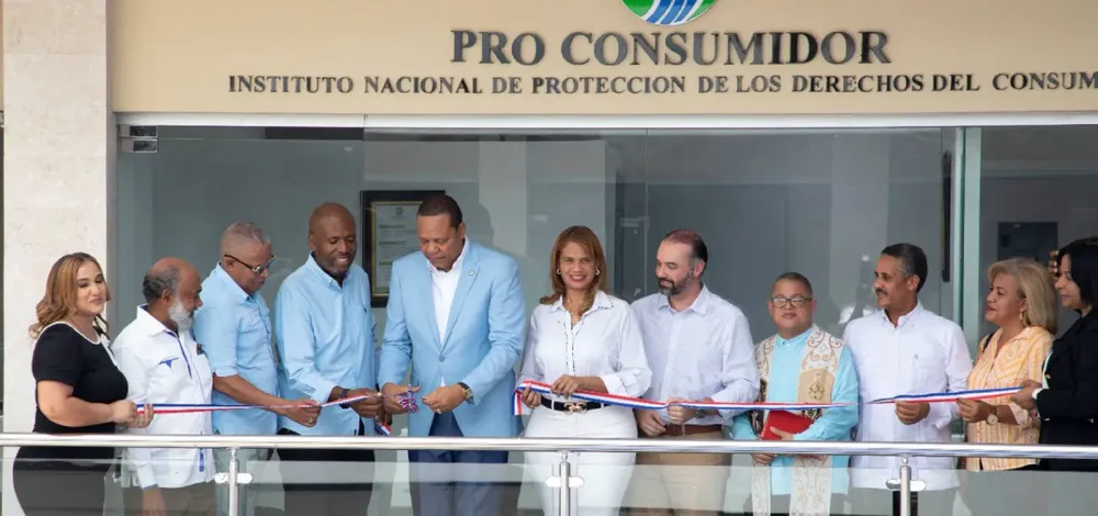 El-director-ejecutivo-de-Pro-Consumidor-Eddy-Alcantara-en-momento-que-corta-la-cinta-para-dejar-formalmente-inaugurada-la-oficina-de-esa-entidad-en-La-Romana.-