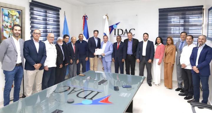 Acto-en-el-cual-el-IDAC-entrego-el-certificado-que-autoriza-a-la-apertura-de