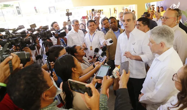 El-presidente-Abinader-mientras-conversaba-con-periodistas-al-mediodía-de-este-sábado-en-Santiago.