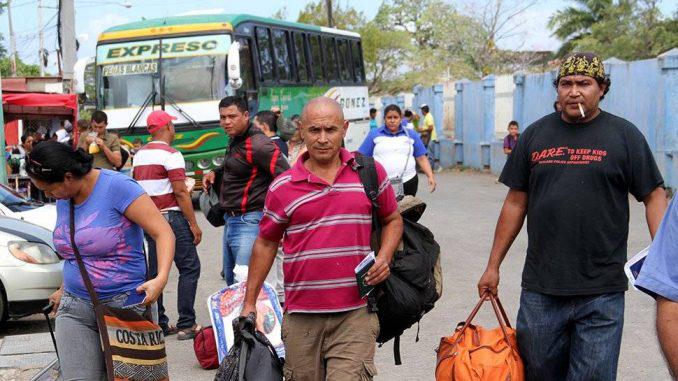 Nicaraguenses-ingresan-a-Costa-Rica.-elnuevodiario.com_.ni_-678x381