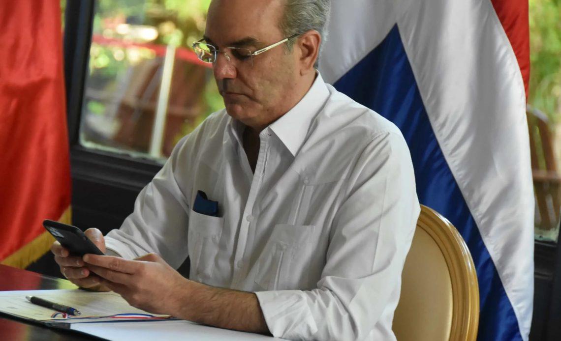 Presidente-Abinader-usando-su-celular-1140x694