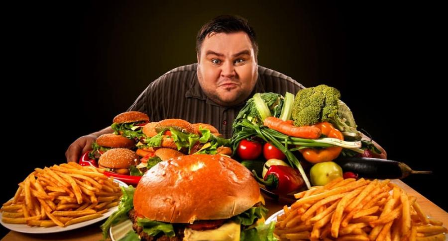 hombre-alrededor-de-mucha-comida-900x485