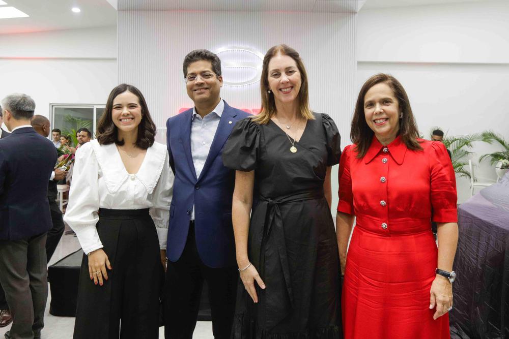 6 Mariìa Joseì Castillo Bellapart, Rafael Ernesto Izquierdo, Gina Castillo y Maribel Bellapart