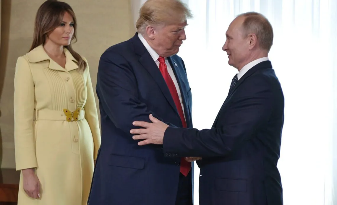 Melania-trump-junto-a-su-esposo-y-al-presidente-de-Rusia-Vladimir-Putin-en-2018-1140x694
